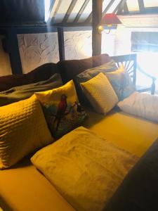 
Een bed of bedden in een kamer bij Slapen bij Café de Concurrent
