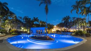 Oaks Port Douglas Resort内部或周边的泳池