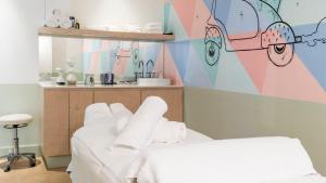 Cette chambre dispose de 2 lits et d'un mur coloré. dans l'établissement Oaks Port Douglas Resort, à Port Douglas