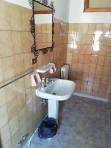 uma casa de banho com um lavatório branco e um espelho. em Hotel La Carina em Grottaminarda