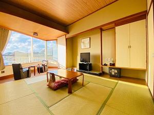 Nangoku Hotel tesisinde bir oturma alanı