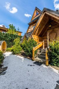 una casa de madera con una escalera que conduce a una casa en Domek Krupówki z widokiem na Giewont, en Zakopane