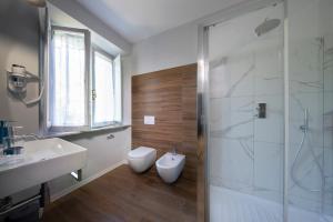 La salle de bains est pourvue de toilettes, d'un lavabo et d'une douche. dans l'établissement Affittacamere I Canneggiatori, à Abbadia San Salvatore
