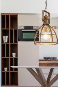 une cuisine avec une table et un éclairage d'ambiance dans l'établissement Villa Emilia, à San Giovanni in Marignano