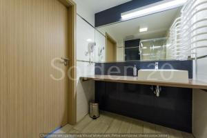 łazienka z umywalką i lustrem w obiekcie Apartament Czarna Góra Sienna SOL w mieście Sienna +15 zdjęć