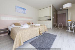 sypialnia z 2 łóżkami i stołem oraz kuchnia w obiekcie Apartament Czarna Góra Sienna SOL w mieście Sienna
