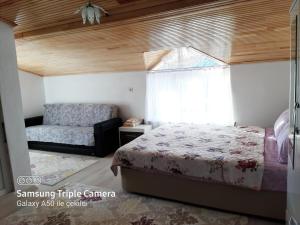 1 dormitorio con cama y ventana en Salda Gölü Çeliköz Apart, en Yeşilova