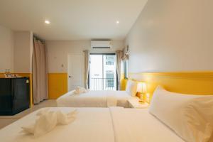 Postel nebo postele na pokoji v ubytování Chanita Hotel Chumphon