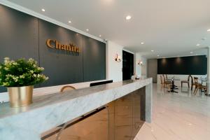 TV a/nebo společenská místnost v ubytování Chanita Hotel Chumphon