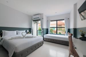Postel nebo postele na pokoji v ubytování Chanita Hotel Chumphon