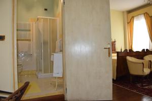 een open deur naar een kamer met een badkamer bij Agriturismo Tenuta Goro Veneto in Ariano nel Polesine