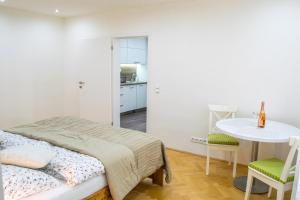 - une chambre avec un lit, une table et des chaises dans l'établissement Apartment in downtown, à Olomouc