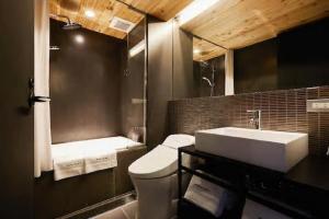 東京にあるArcsens Tokyoの白い洗面台とトイレのあるバスルーム