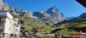 vue d'une montagne depuis une ville avec des bâtiments dans l'établissement Maison Meynet Mountain Charm, à Breuil-Cervinia