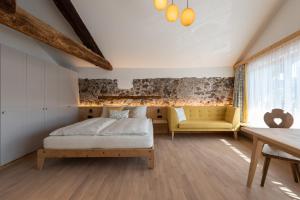 Tempat tidur dalam kamar di Weingut Schmid Oberrautner Apartment Suites