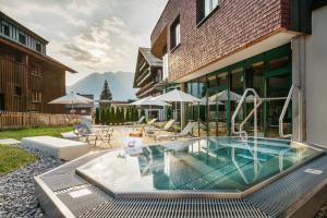 Hirschen Wohlfühlhotel Bregenzerwald内部或周边的泳池