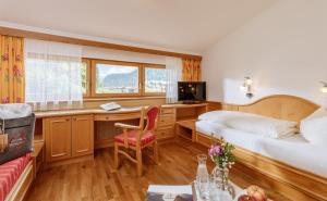 Hirschen Wohlfühlhotel Bregenzerwald客房内的一张或多张床位