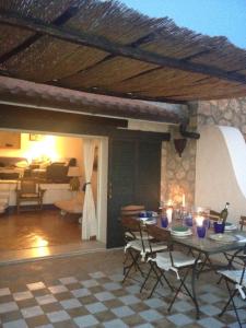 un patio con tavolo e sedie e un soggiorno di La casa sulla scogliera a Grosseto