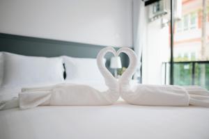 Postel nebo postele na pokoji v ubytování Chanita Hotel Chumphon