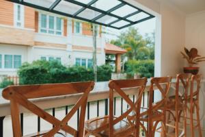 Balkón nebo terasa v ubytování Chanita Hotel Chumphon