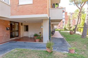 een huis met een motor buiten geparkeerd bij [FREE PARKING] Appartamento 5 STELLE elegante con suite in Livorno
