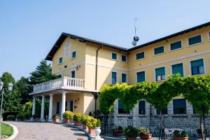 a large yellow building with a balcony at La Pina in Rezzato