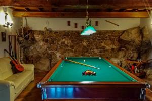a pool table in a living room with a billiard at La Caprareccia in Fiumata