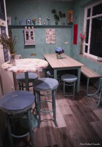 比韦罗Oli Vita Hostel ALBERGUE CON ENCANTO的一间在房间带两张桌子和凳子的餐厅