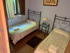 Un pat sau paturi într-o cameră la Villa Rural Sierra Hueznar