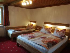 ein Hotelzimmer mit 2 Betten in einem Zimmer in der Unterkunft Hinterlammerain in Abtenau