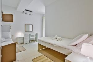 Un pat sau paturi într-o cameră la Bright and central 2 bedroom apartment in Sliema