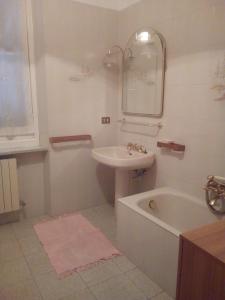 un bagno bianco con lavandino e vasca di ANTICO BORGO AL MARE a Lavagna