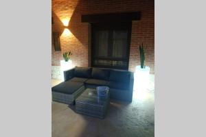 - un salon avec un canapé bleu et une table dans l'établissement La Olma, à Campillo de Aranda
