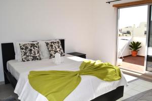 um quarto com uma cama com um laço amarelo em Clem Terrace Flat em Portimão