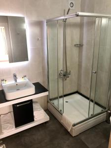 Bilik mandi di Era Palace Hotel