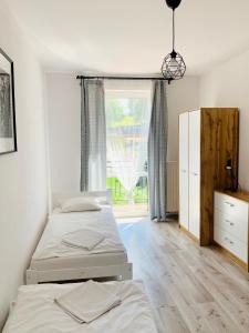 1 Schlafzimmer mit 2 Betten und einem Fenster in der Unterkunft Gościniec i Restauracja Salton in Salzberg