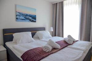 A bed or beds in a room at Alpine Chalet Ulla Top 3 by AA Holiday Homes