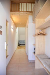 przedpokój domu z białymi ścianami i drewnianymi sufitami w obiekcie Alpine Chalet Pia Top 5 by AA Holiday Homes w mieście Bad Mitterndorf