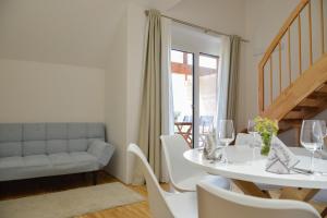 biała jadalnia z białym stołem i krzesłami w obiekcie Alpine Chalet Pia Top 5 by AA Holiday Homes w mieście Bad Mitterndorf