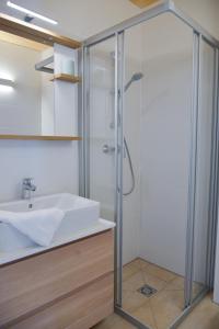 W łazience znajduje się szklana kabina prysznicowa i umywalka. w obiekcie Alpine Chalet Pia Top 5 by AA Holiday Homes w mieście Bad Mitterndorf