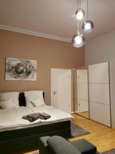 ein Schlafzimmer mit einem Bett mit weißer Bettwäsche und einem Sofa in der Unterkunft Stay Inn Braunschweig in Braunschweig