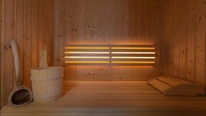 ein Holzzimmer mit einem Fenster in einer Sauna in der Unterkunft Alpine Appartement Top 2 by AA Holiday Homes in Tauplitz
