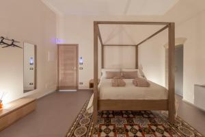 Postel nebo postele na pokoji v ubytování METEORON Luxury Rooms