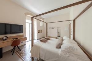 Postel nebo postele na pokoji v ubytování METEORON Luxury Rooms