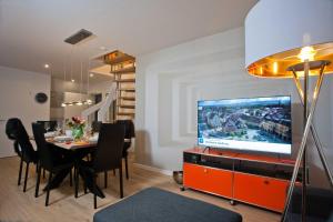 TV a/nebo společenská místnost v ubytování Landhaus Lueneburg little luxury