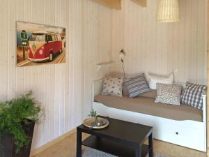 ein Wohnzimmer mit einem Sofa und einem Tisch in der Unterkunft Ferienwohnungen im Schwedenstil in Papenburg