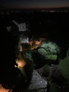einen Blick über den Garten in der Nacht in der Unterkunft SPINETO HOUSE in Spineto Scrivia
