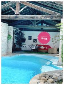 een groot zwembad met een bordje op de muur bij SPINETO HOUSE in Spineto Scrivia