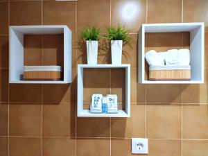baño con 2 espejos en la pared y toallas en Apartamento DACTONIUM - Ribeira Sacra en Monforte de Lemos