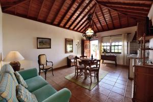 ein Wohnzimmer mit einem Sofa und einem Tisch in der Unterkunft Villa Mary in Tazacorte